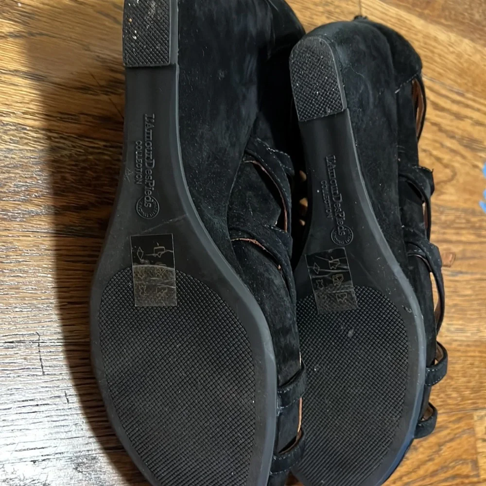 L’Amour Des Pieds suede wedge